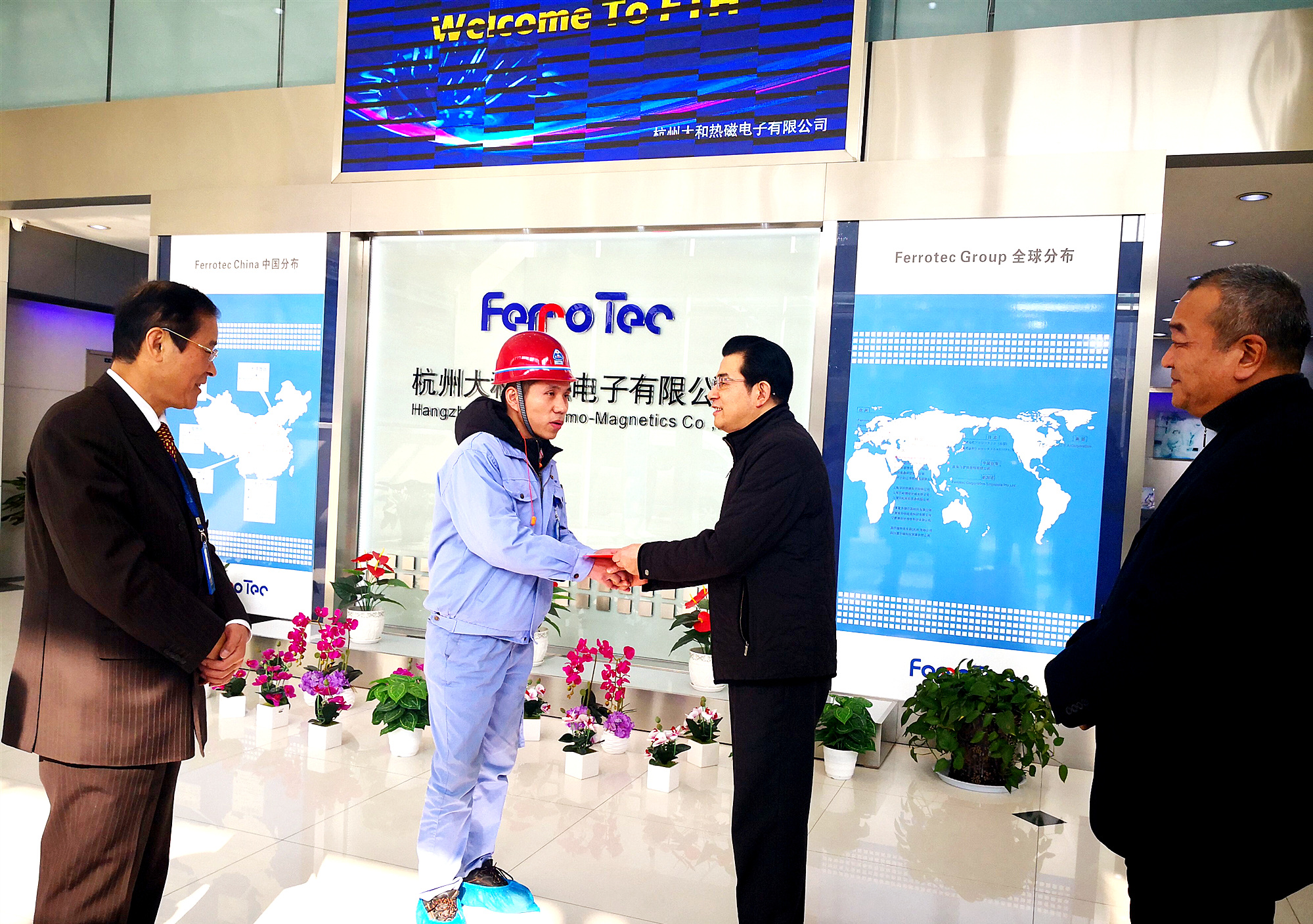 1558595467789811sBPT.jpg 俞少平書記慰問困難職工王新成.jpg